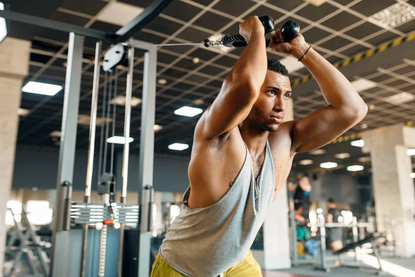 Muskelsportler Sportbekleidung Einem Trainingsgerät Bewegung Beim Training Fitnessstudio Training Sportverein — Stockfoto