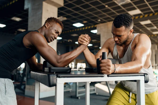 Dva Muži Bojují Rukou Trénují Posilovně Fit Cvičení Sportovním Klubu — Stock fotografie