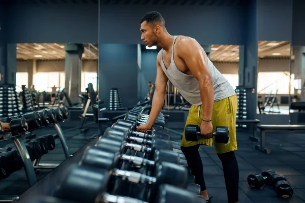 Hombre Musculoso Elegir Pesadas Mancuernas Entrenamiento Gimnasio Entrenamiento Fitness Club —  Fotos de Stock