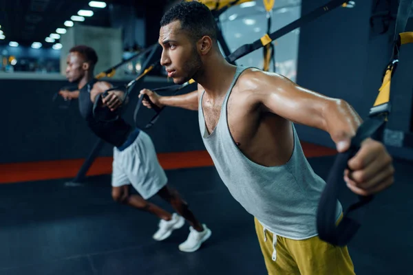 两名穿着运动服的肌肉运动员在体育馆训练时穿着运动服进行伸展运动 在体育俱乐部锻炼 健康的生活方式 — 图库照片