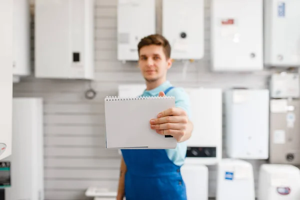 Encanador Uniforme Vitrine Com Caldeiras Loja Encanamento Homem Com Notebook — Fotografia de Stock