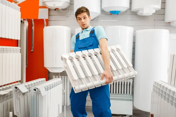 Loodgieter Uniform Houdt Water Verwarming Radiator Bij Showcase Loodgieterij Man — Stockfoto