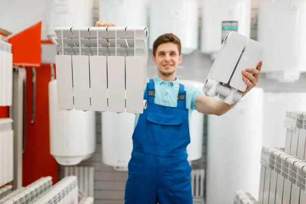 Klempner Uniform Zeigt Heizkörper Klempnergeschäft Mann Kauft Sanitärtechnik Geschäft — Stockfoto