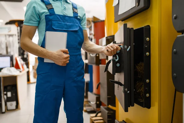 Klempner Uniform Kaufen Heizkessel Mit Ofen Bei Schaufenster Klempnergeschäft Mann — Stockfoto