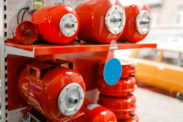 Tanques Expansión Para Bombas Agua Escaparate Tienda Plomería Tienda Ingeniería —  Fotos de Stock