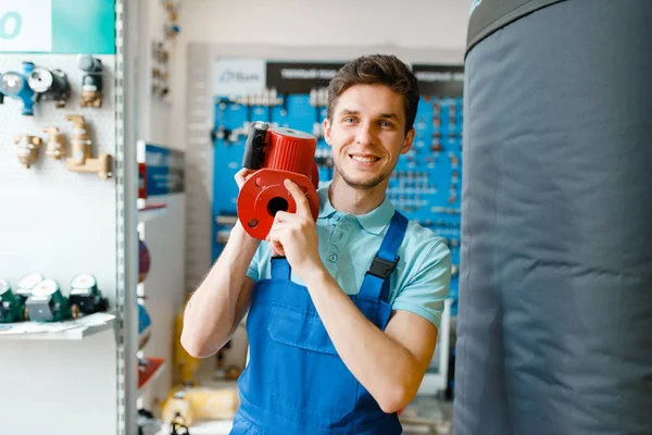 Loodgieter Uniform Houdt Waterpomp Vitrine Loodgieterij Man Koopt Sanitaire Techniek — Stockfoto