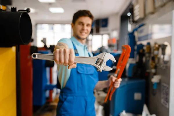 Hydraulik Pokazuje Klucze Rur Wystawie Sklepie Hydraulicznym Człowiek Kupujący Narzędzia — Zdjęcie stockowe