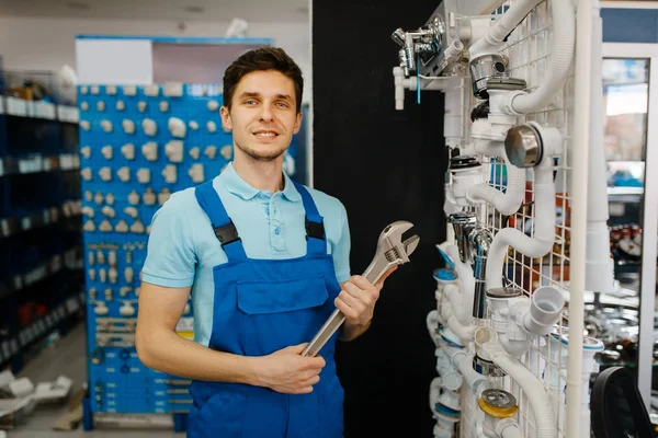 Klempner Mit Rohrzange Posiert Der Vitrine Klempner Ladenwahl Mann Kauft — Stockfoto