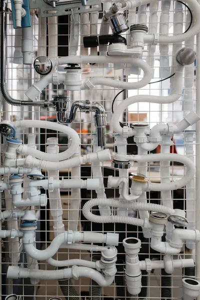 ショーケース 配管店での排水システムの選択 プロの衛生工学ショップ 現代の配管技術 — ストック写真