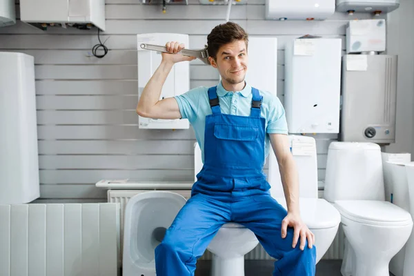 Loodgieter Met Pijpsleutels Zittend Toilet Bij Vitrine Loodgieterij Man Koopt — Stockfoto