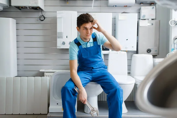 Loodgieter Met Pijpsleutels Zittend Toilet Bij Vitrine Loodgieterij Man Koopt — Stockfoto