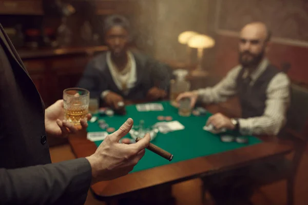 Τρεις Παίκτες Πόκερ Κάθονται Στο Τραπέζι Στο Καζίνο Παιχνίδια Εθισμού — Φωτογραφία Αρχείου