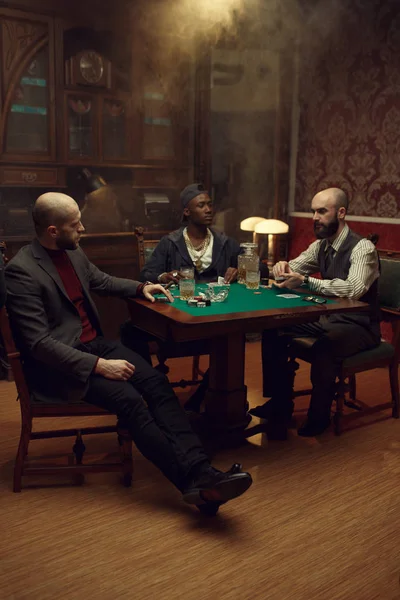カジノでカードやチップを持つポーカープレーヤー チャンス中毒 ギャンブルハウスのゲーム ウィスキーと葉巻と男のレジャー — ストック写真