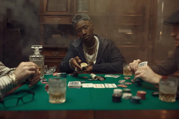 扑克玩家下注 机会上瘾游戏 赌场里的男人都很活泼 赌桌上铺着绿布 — 图库照片