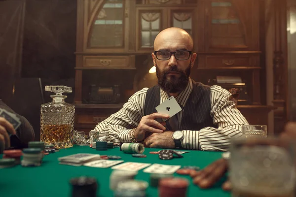 Szakállas Pókerjátékos Ász Kártyát Kaszinót Mutat Szerencsejáték Függőség Férfi Szabadidős — Stock Fotó