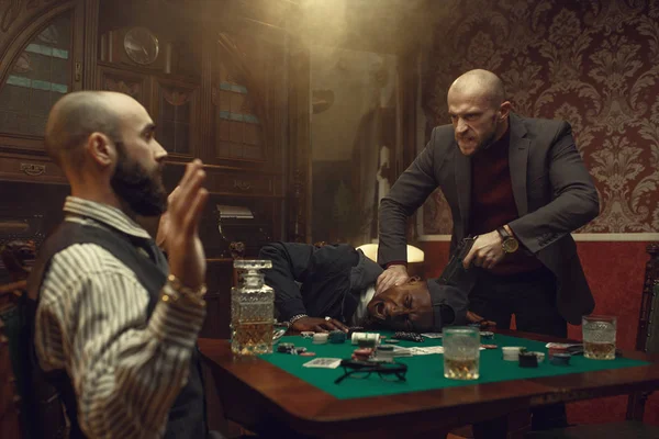 銃を持つポーカープレーヤー カジノでの対戦相手と対決 リスク チャンス中毒のゲーム ギャンブルハウスにウイスキーと葉巻を持つ男 — ストック写真