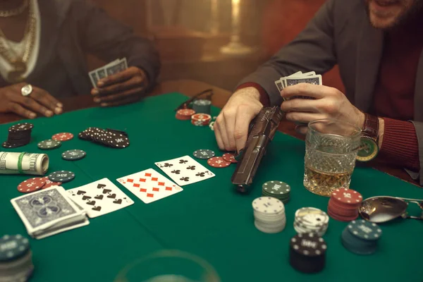 Pokerspelare Med Pistol Spelar Kasino Risk Spel Slumpartat Missbruk Man — Stockfoto