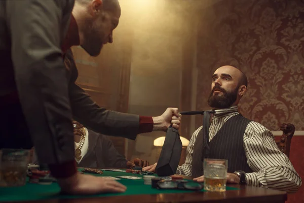 Poker Joueur Attrapé Cravate Son Adversaire Nette Dans Casino Risque — Photo
