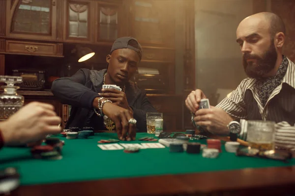 Δύο Παίκτες Πόκερ Τοποθετούν Στοιχήματα Στο Τραπέζι Τυχερών Παιχνιδιών Πράσινο — Φωτογραφία Αρχείου