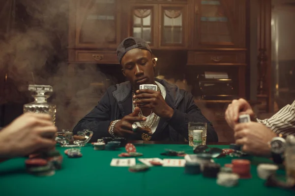 扑克选手在赌桌和赌场 游戏的机会上瘾 男人喜欢喝威士忌和雪茄 — 图库照片