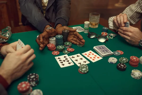 Jogadores Poker Mãos Com Cartas Mesa Jogo Com Pano Verde — Fotografia de Stock