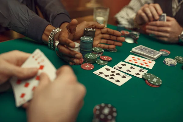 Poker Oyuncularının Elleri Kartlarla Kumar Masaları Yeşil Örtülü Arka Plan — Stok fotoğraf