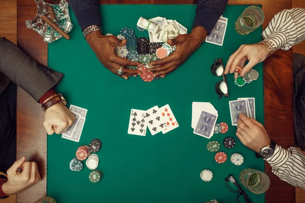 Poker Oyuncularının Elleri Kartlarla Üst Manzara Arka Planda Yeşil Kumaşlı — Stok fotoğraf