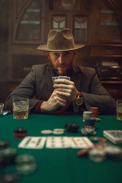 Poker Takımlı Şapkalı Oyuncu Kumarhanede Oynuyor Risk Bağımlılığı Şans Oyunları — Stok fotoğraf