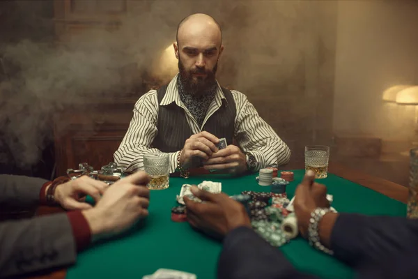 カジノでカードやチップを持つポーカープレーヤー チャンス中毒 ギャンブルハウスのゲーム ウィスキーと葉巻と男のレジャー — ストック写真