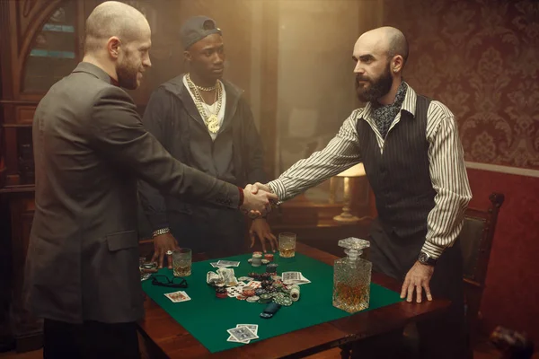 男性のポーカープレーヤーはカジノで握手します チャンス中毒 リスク ギャンブルハウスのゲーム ウィスキーと葉巻と男のレジャー — ストック写真