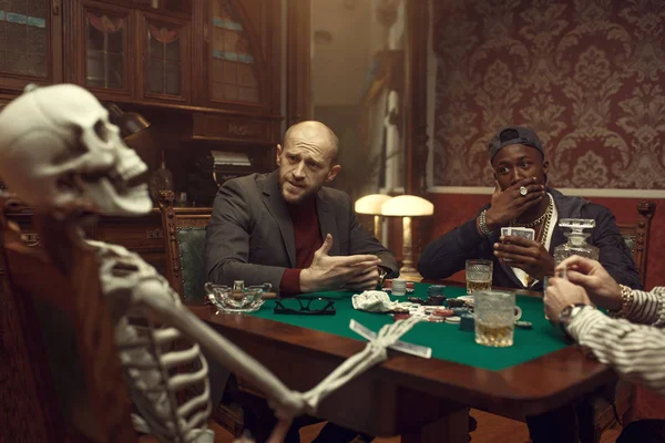 Manliga Pokerspelare Och Skelett Vid Spelbordet Med Grön Duk Roligt — Stockfoto