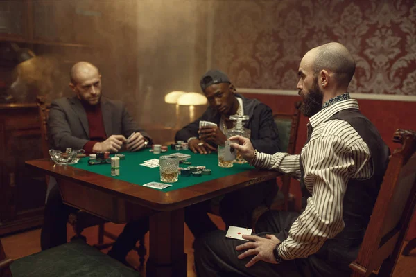 男性玩家在赌桌 赌场的扑克游戏中作弊 游戏的机会上瘾 男人喜欢喝威士忌和雪茄 — 图库照片
