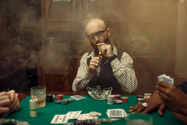 Jugador Poker Barbudo Con Cigarro Casino Juegos Adicción Azar Hombre — Foto de Stock