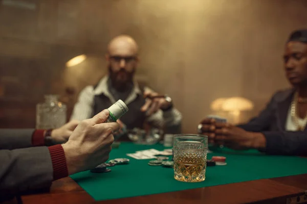 ポーカープレーヤーはお金 カジノのロールを保持します チャンス中毒 リスク ギャンブルハウスのゲーム ウィスキーと葉巻と男のレジャー — ストック写真