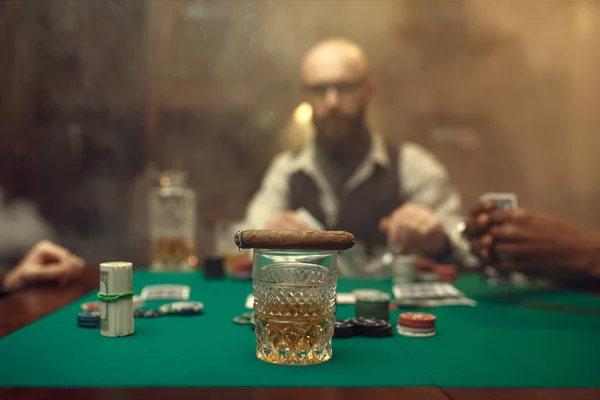 Whiskey Szivar Játékasztalon Zöld Ruhával Szakállas Pókerjátékos Háttérben Kaszinó Szerencsejátékok — Stock Fotó