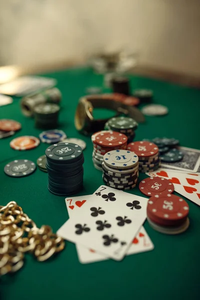 ポーカーのコンセプト ゲームテーブルの閉鎖 カジノでのウィスキーとシガーのカードとチップ チャンスのゲーム ギャンブルハウス事業 — ストック写真