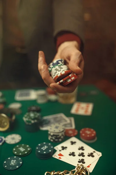 Conceito Poker Aposta Dinheiro Cartas Fichas Mesa Jogos Uísque Charuto — Fotografia de Stock