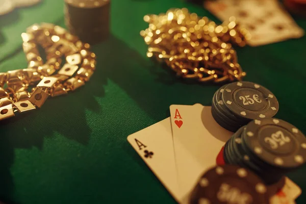 Koncepcja Pokera Zakład Pieniądze Karty Żetony Stole Gier Whisky Cygaro — Zdjęcie stockowe