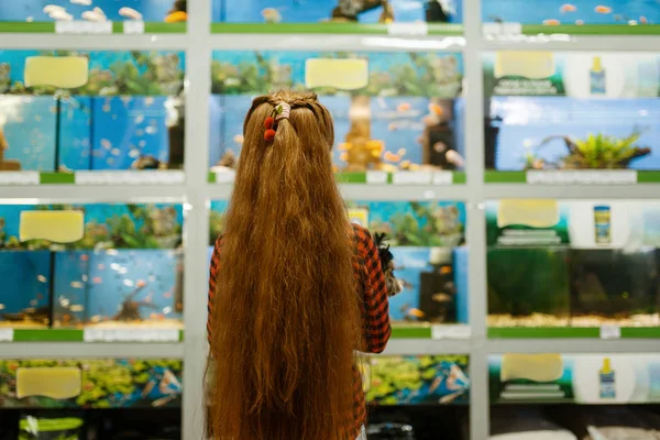 Kleines Mädchen Mit Welpen Auf Fische Aquarium Zoohandlung Kind Kauft — Stockfoto