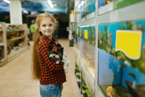 Meisje Met Puppy Zoek Naar Vissen Aquarium Dierenwinkel Kinderartikelen Kopen — Stockfoto