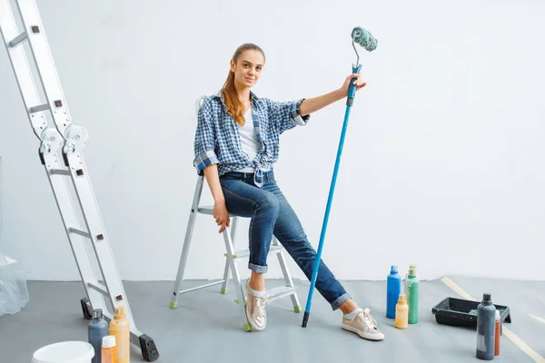 Pintora Casa Femenina Con Rodillo Pintura Sentado Una Escalera Reparación — Foto de Stock