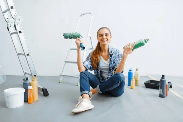 Pintora Casa Con Pintura Rodillo Sentada Suelo Reparación Del Hogar — Foto de Stock