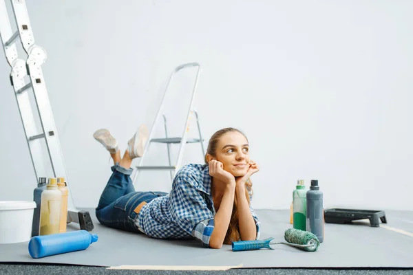 Neşeli Kadın Boyacı Yerde Yatıyor Onarımı Mutlu Bir Kadın Apartman — Stok fotoğraf
