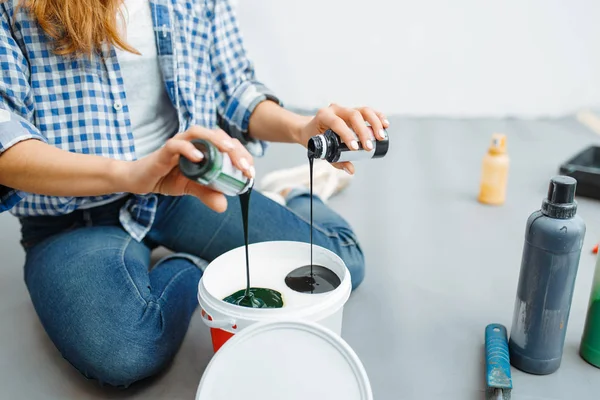 Female House Painter Mixes Paints Painting Home Repair Happy Woman — Stock Photo, Image