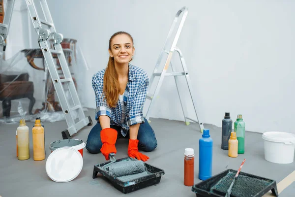 Pintora Casa Impregna Rodillo Con Pintura Reparación Del Hogar Mujer — Foto de Stock