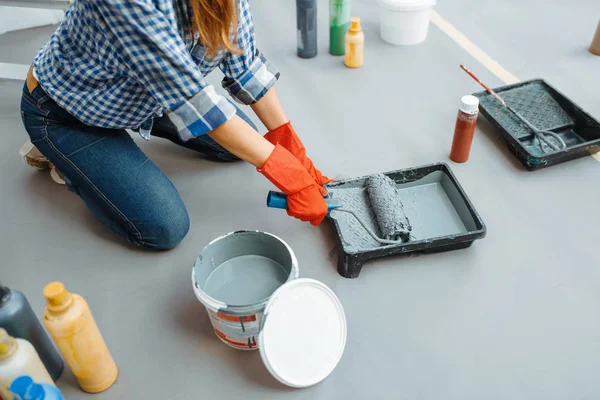 Pintora Casa Impregna Rodillo Con Pintura Reparación Del Hogar Mujer — Foto de Stock