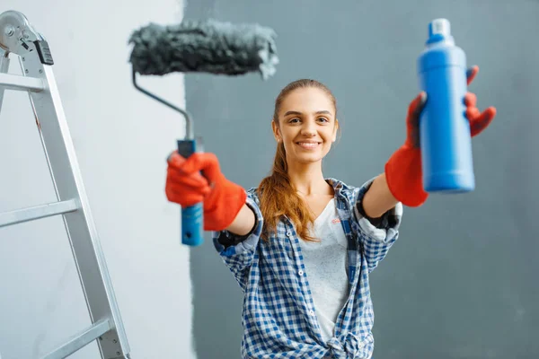 Happy Pintora Casa Femenina Muestra Rodillo Pintura Pared Reparación Del — Foto de Stock