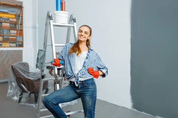 Pintora Casa Femenina Con Pinturas Rodillo Pared Color Gris Reparación — Foto de Stock