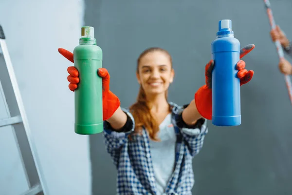 Vrolijke Vrouwelijke Huisschilder Toont Muurschilderingen Huis Reparatie Lachende Vrouw Doet — Stockfoto