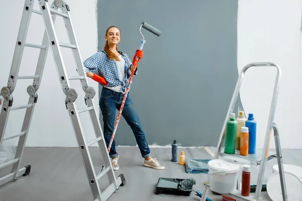 Alegre Pintor Casa Femenina Pinta Paredes Interiores Reparación Del Hogar — Foto de Stock